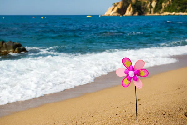 Zabawka wiatrak na plaży — Zdjęcie stockowe