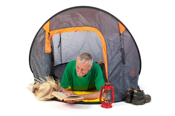 Idősebb ember sátorban megállapításáról — Stock Fotó