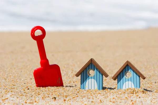 Cabanas de praia e brinquedos — Fotografia de Stock
