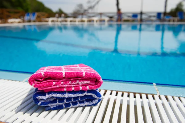 Handdukar vid pool — Stockfoto