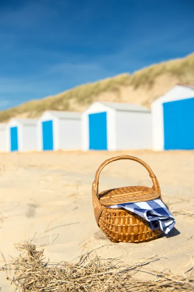 Pique-nique à la plage avec cabanes bleues — Photo