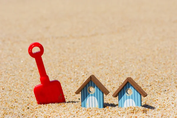 Хижины и игрушки на пляже — стоковое фото