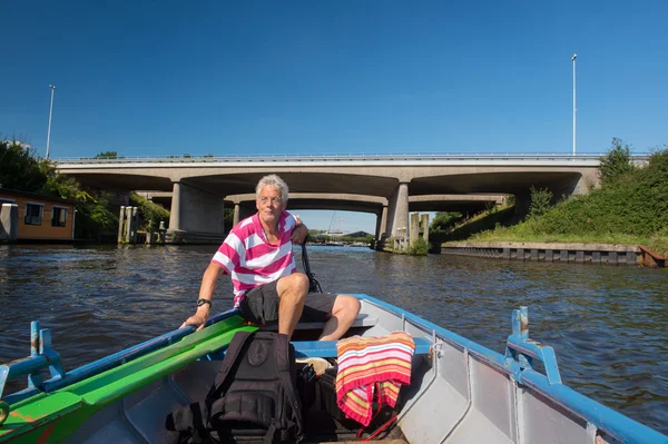 Man in boot op de rivier — Stockfoto