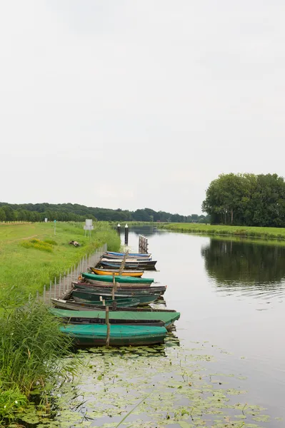 Bateaux à rames en rivière — Photo