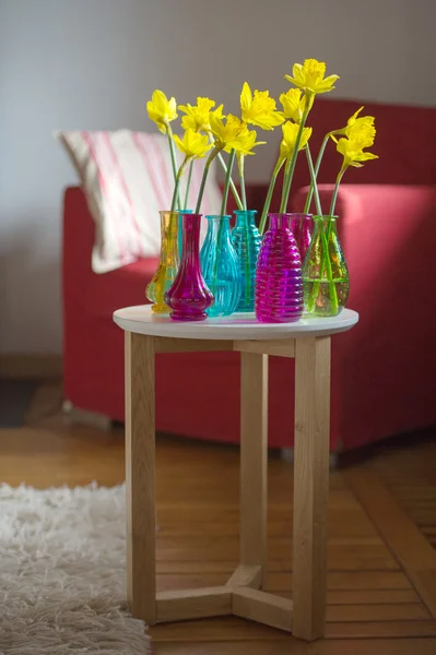 Yellow daffodils in interior — Stock Photo, Image