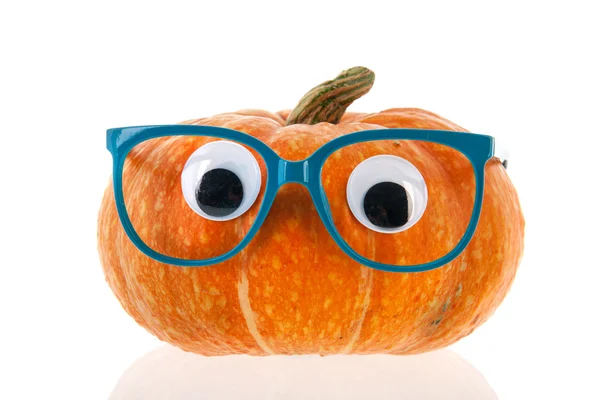 Calabaza divertida con ojos y gafas azules —  Fotos de Stock