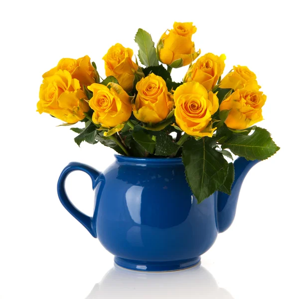 Bukett gula rosor i blå kruka — Stockfoto