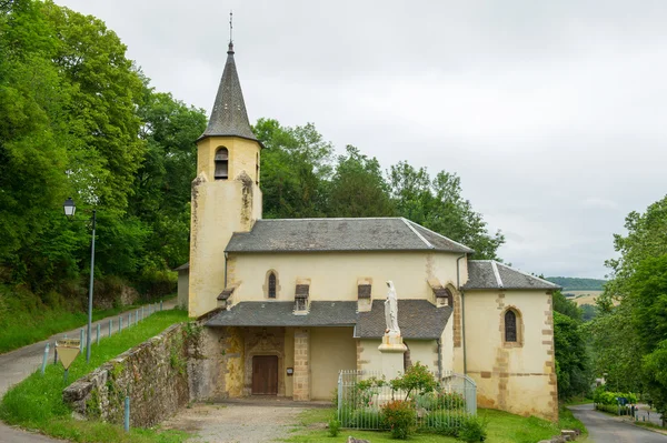 Kościół w mieście cordes sur ciel — Zdjęcie stockowe