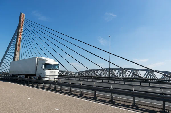 Verkeer op de brug — Stockfoto