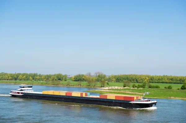 オランダの風景に大きなコンテナー船 — ストック写真