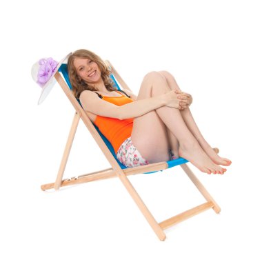 Kumsaldaki genç kadın.