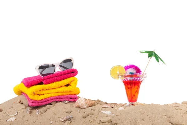 Strand zand met handdoeken en cocktail — Stockfoto