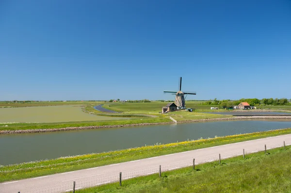 Moinho de vento na ilha holandesa Texel — Fotografia de Stock
