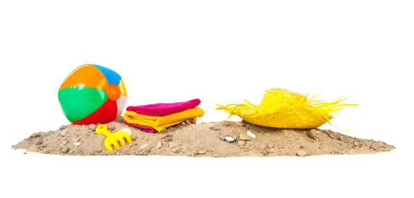 Plage de sable avec boule et jouets en plastique — Photo