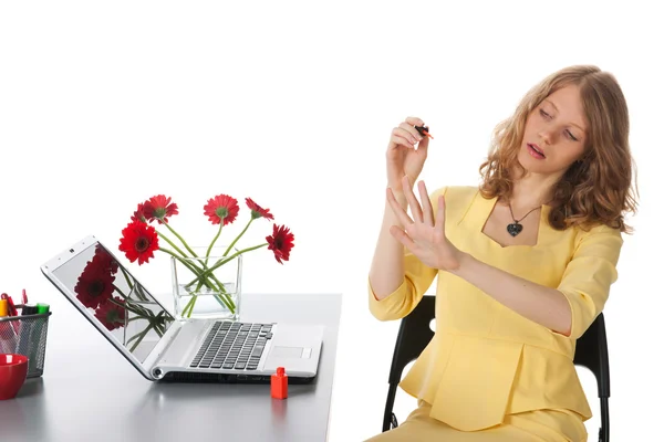 Apporter du vernis à ongles au bureau — Photo