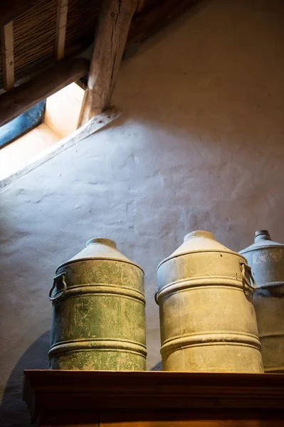 Oude aardolie blikjes in de loft — Stockfoto