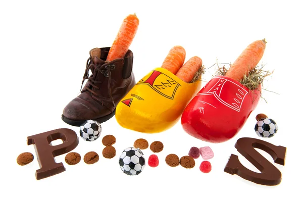 Zapatos de fila con zanahorias para Sinterklaas Holandesas — Foto de Stock