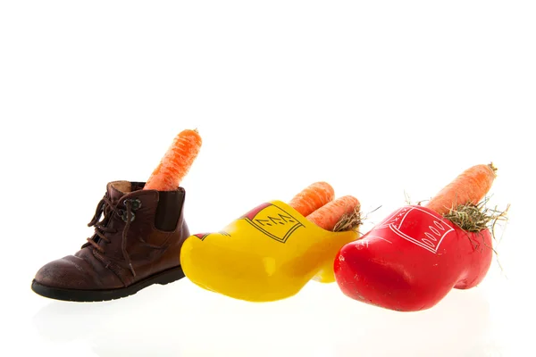 Rij schoenen met wortelen voor Nederlandse sinterklaas — Stockfoto