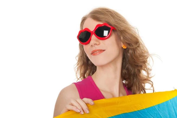 Blondýnka s sluneční brýle na pláži — Stock fotografie