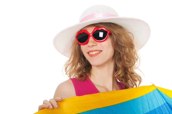 Blonde Frau mit Sonnenbrille am Strand — Stockfoto