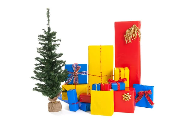 Viele Weihnachtsgeschenke mit Baum — Stockfoto