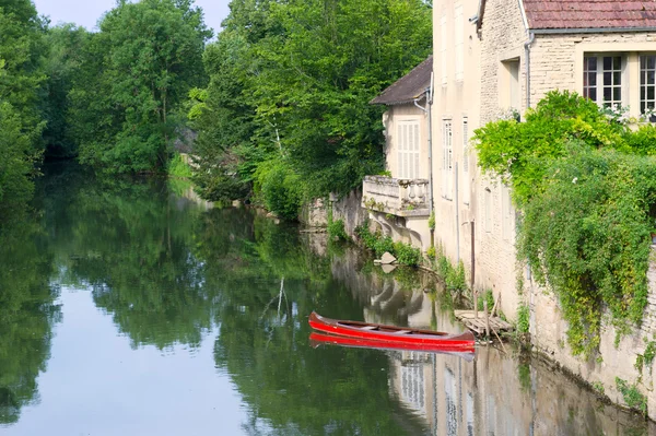 Village Noyers with river Serein — Stock Photo, Image