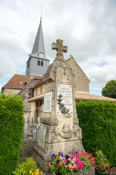 Franska kyrkan med kriget monument — Stockfoto