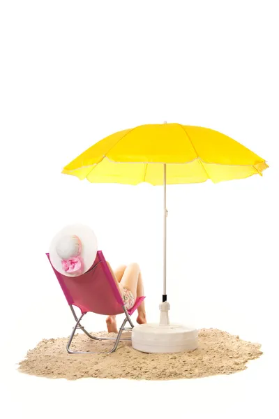 Спокойный пляж с женщиной в кресле — стоковое фото