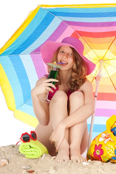 Opalanie na plaży z parasolem kolorowy — Zdjęcie stockowe
