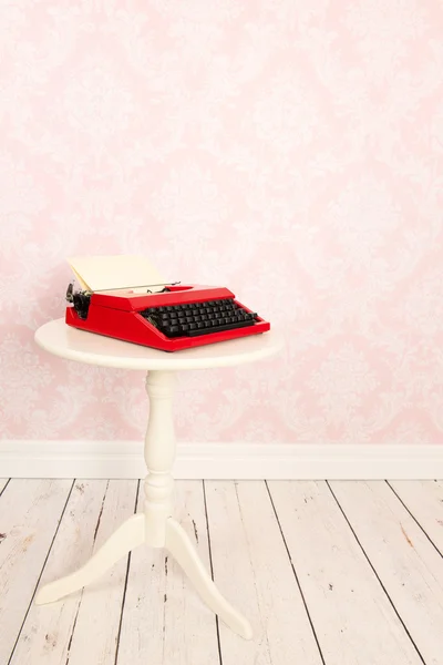Parede vintage e piso de madeira com máquina de escrever antiga — Fotografia de Stock