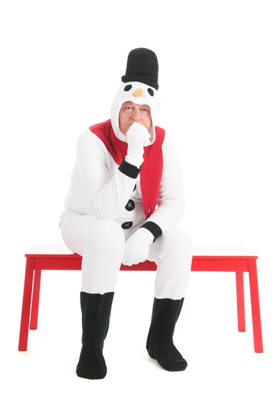 Bonhomme de neige humain assis sur le banc — Photo