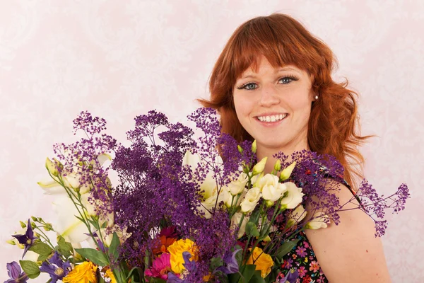 Donna con fiori colorati — Foto Stock