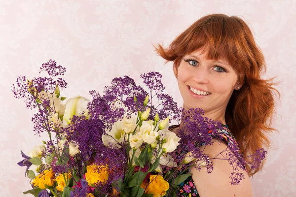 Mulher com flores coloridas — Fotografia de Stock