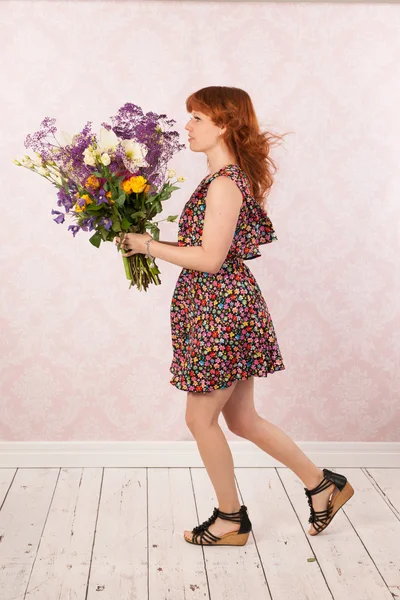 Kvinna med färgglada blommor — Stockfoto