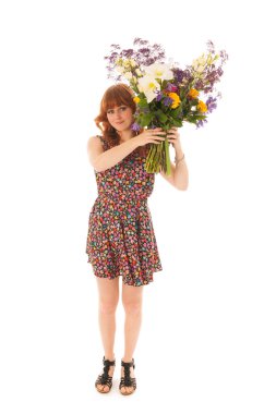Kırmızı saçlı kız whit üzerinde izole bir buket çiçek ile ayakta