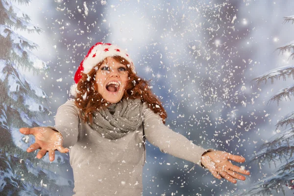 Mulher de inverno com chapéu de Natal Santa na neve — Fotografia de Stock