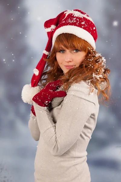 Mulher de inverno com chapéu de Papai Noel em neve — Fotografia de Stock