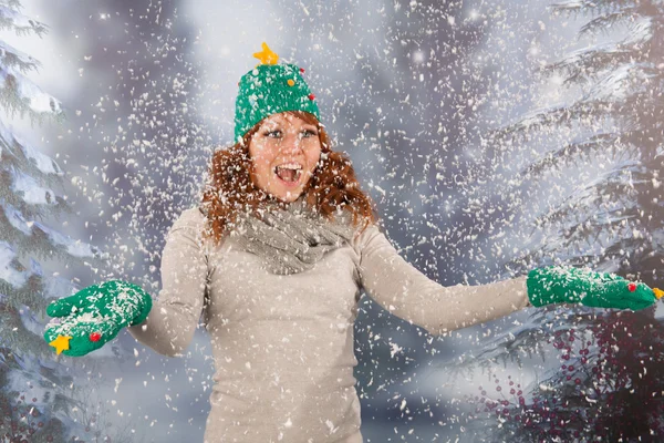 Mulher de inverno com chapéu de árvore de Natal na tempestade de neve — Fotografia de Stock