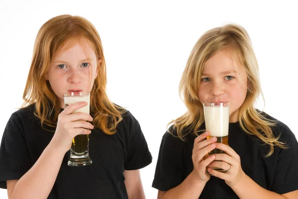 Niños bebiendo alcohol —  Fotos de Stock