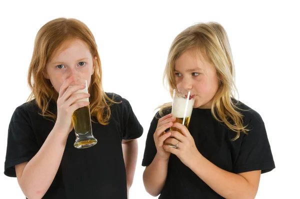 Bambini che bevono alcol — Foto Stock