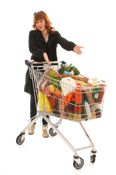 Vrouw met winkelen winkelwagen volledige zuivel kruidenier — Stockfoto