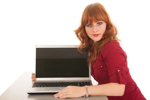 Mujer mostrando pantalla portátil —  Fotos de Stock