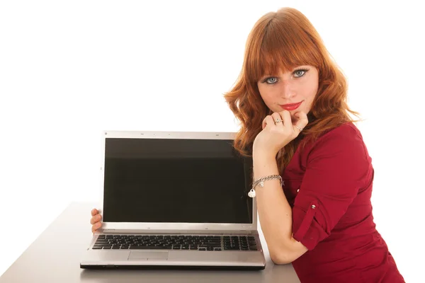 Mujer mostrando pantalla portátil — Foto de Stock