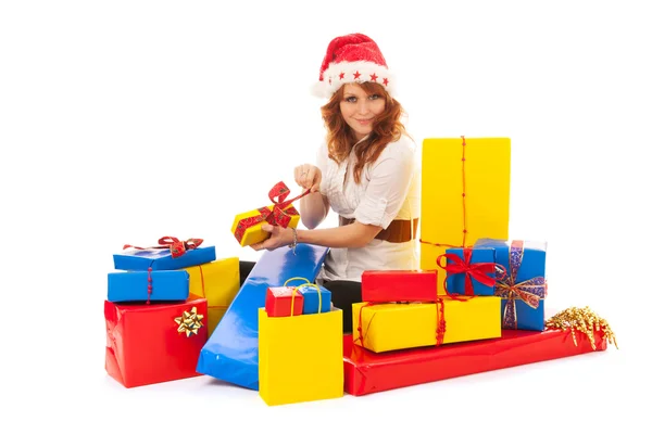 Frau mit vielen Weihnachtsgeschenken — Stockfoto