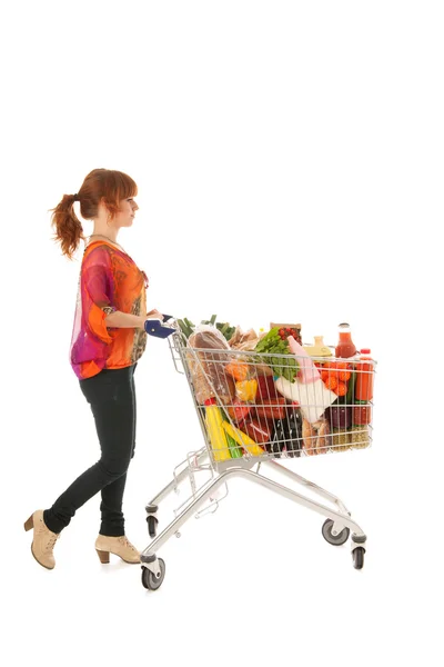 Mujer con carrito de compras lleno de productos lácteos — Foto de Stock