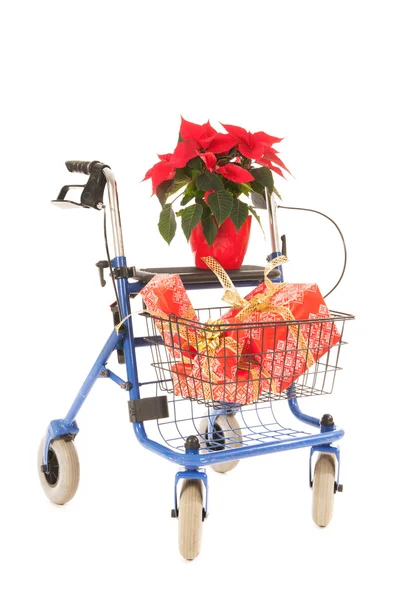 Caminante azul con regalos de Navidad y Poinsettia — Foto de Stock