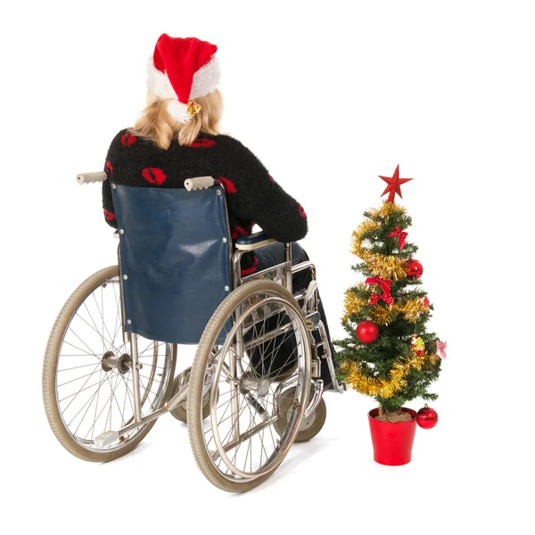 Femme en fauteuil roulant avec arbre de Noël — Photo