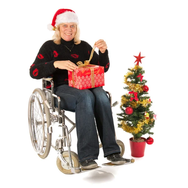 Femme mûre en fauteuil roulant pendant la période de Noël — Photo