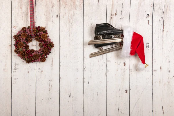 나무 벽에 크리스마스 화 환 — 스톡 사진