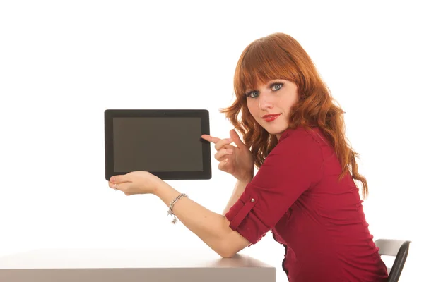 Mulher mostrando tablet — Fotografia de Stock